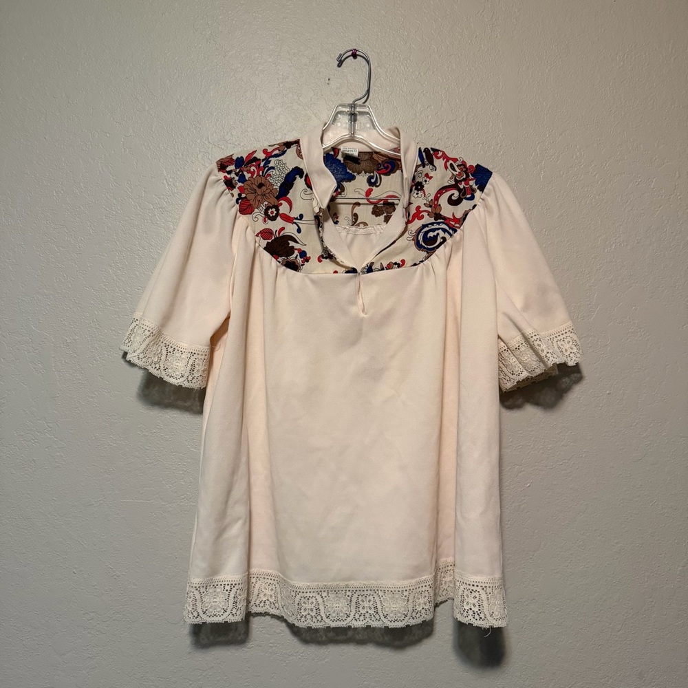 Vintage Woman’s Ivory Short Sleeve Paisley Print Lace Trim Top, Plus Size 38